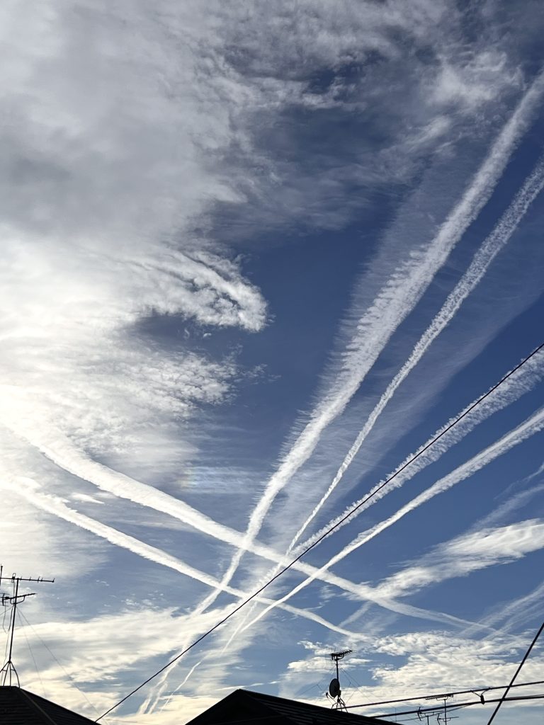 美しい青空と飛行機雲